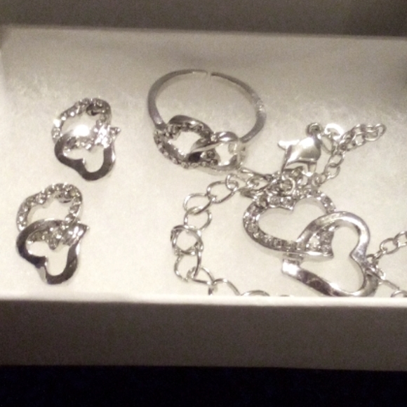 Silver tone heart crystal jewelry set - Picture 1 of 7